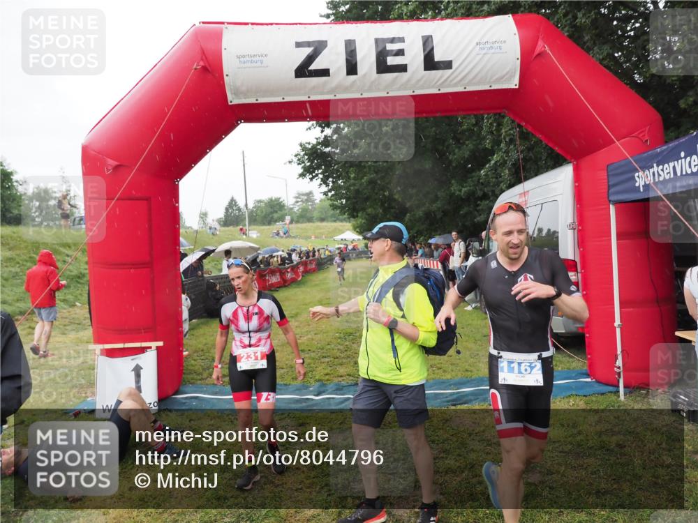 21.06.2025 - 27. Vierlanden-Triathlon MichiJ http://msf.ph/oto/8044796 15.06.2026 13:49:22 Ziel 231, 924, 1162 meine-sportfotos.de