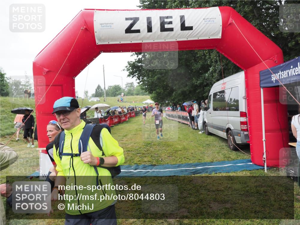 21.06.2025 - 27. Vierlanden-Triathlon MichiJ http://msf.ph/oto/8044803 15.06.2026 13:49:27 Ziel 142, 231, 924, 1158, 1162 meine-sportfotos.de