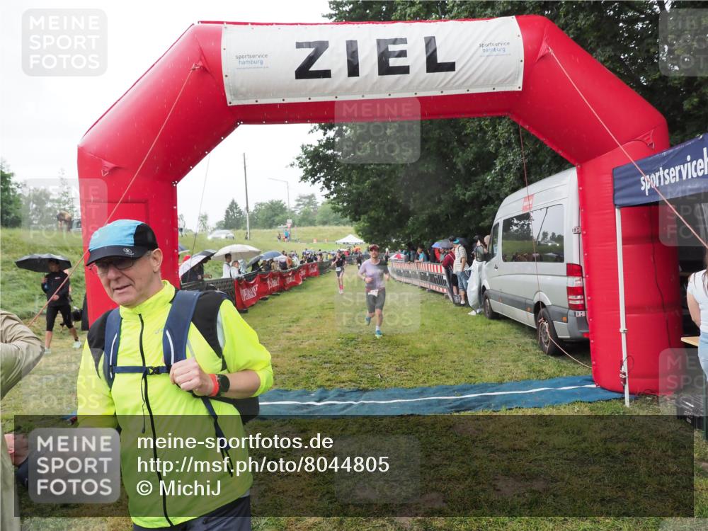 21.06.2025 - 27. Vierlanden-Triathlon MichiJ http://msf.ph/oto/8044805 15.06.2026 13:49:28 Ziel 142, 1158, 1162 meine-sportfotos.de