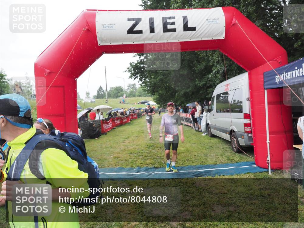 21.06.2025 - 27. Vierlanden-Triathlon MichiJ http://msf.ph/oto/8044808 15.06.2026 13:49:29 Ziel 142, 1158 meine-sportfotos.de