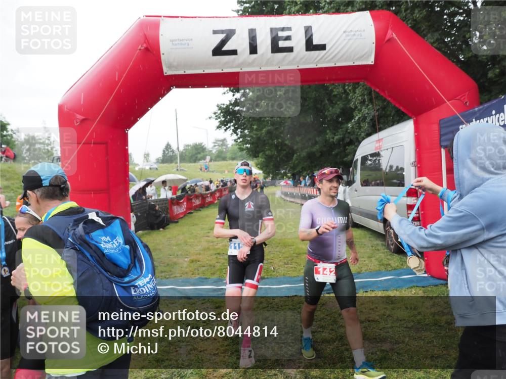 21.06.2025 - 27. Vierlanden-Triathlon MichiJ http://msf.ph/oto/8044814 15.06.2026 13:49:31 Ziel 142, 1103, 1158 meine-sportfotos.de