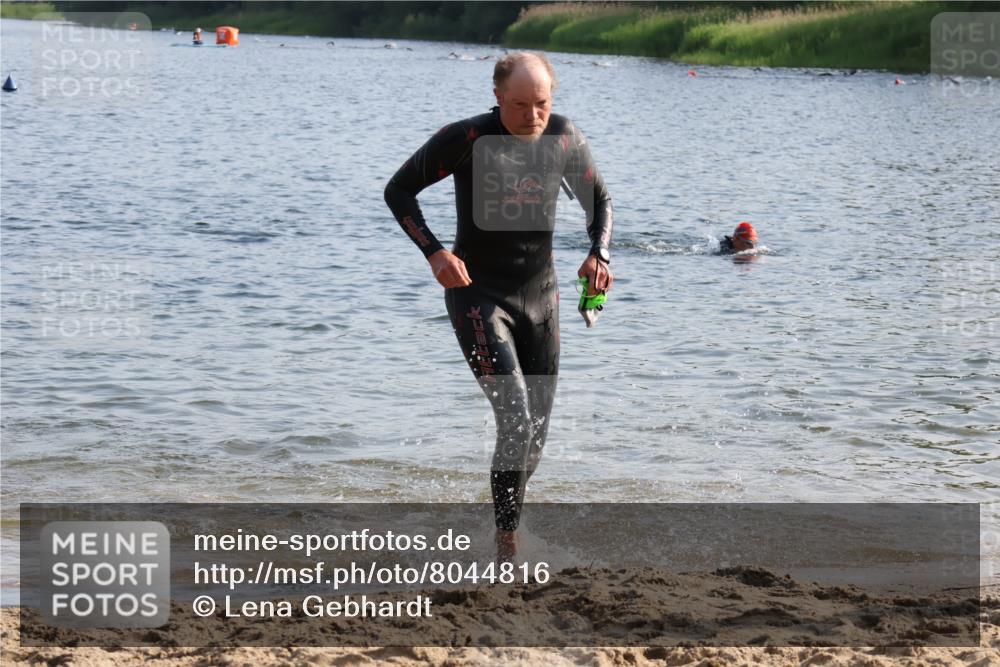 15.06.2025 - 27. Vierlanden-Triathlon Lena Gebhardt http://msf.ph/oto/8044816 15.06.2025 08:37:12 Schwimmen 187 meine-sportfotos.de