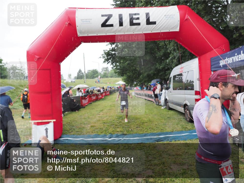 21.06.2025 - 27. Vierlanden-Triathlon MichiJ http://msf.ph/oto/8044821 15.06.2026 13:49:34 Ziel 142, 1103, 1137, 1158 meine-sportfotos.de