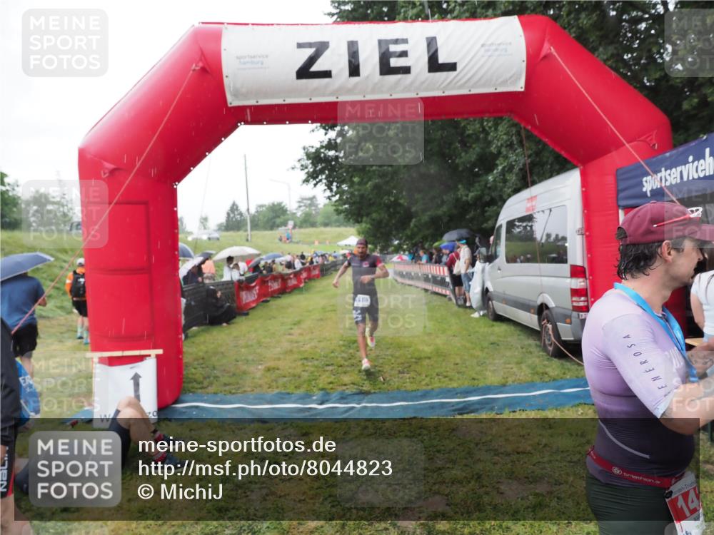 21.06.2025 - 27. Vierlanden-Triathlon MichiJ http://msf.ph/oto/8044823 15.06.2026 13:49:34 Ziel 142, 1103, 1137, 1158 meine-sportfotos.de