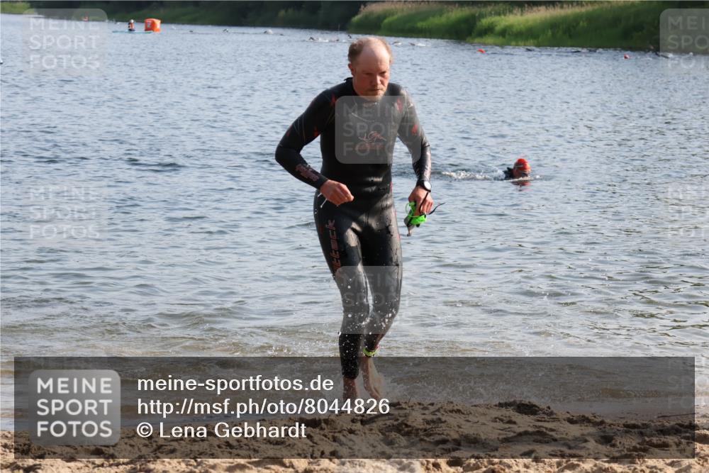 15.06.2025 - 27. Vierlanden-Triathlon Lena Gebhardt http://msf.ph/oto/8044826 15.06.2025 08:37:12 Schwimmen 187 meine-sportfotos.de