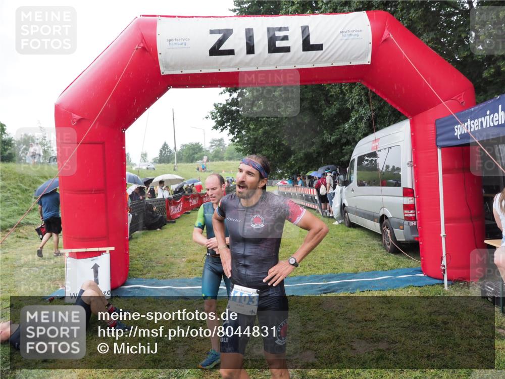 21.06.2025 - 27. Vierlanden-Triathlon MichiJ http://msf.ph/oto/8044831 15.06.2026 13:49:37 Ziel 1103, 1137, 1158 meine-sportfotos.de