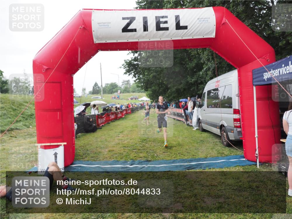 21.06.2025 - 27. Vierlanden-Triathlon MichiJ http://msf.ph/oto/8044833 15.06.2026 13:49:51 Ziel 1138, 1146 meine-sportfotos.de