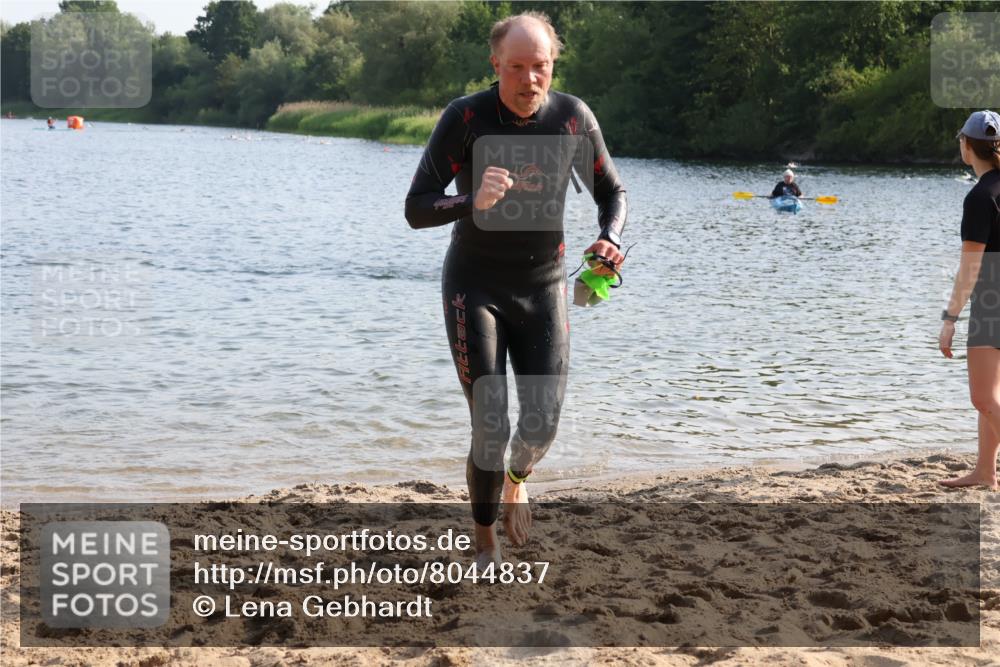 15.06.2025 - 27. Vierlanden-Triathlon Lena Gebhardt http://msf.ph/oto/8044837 15.06.2025 08:37:14 Schwimmen 187 meine-sportfotos.de