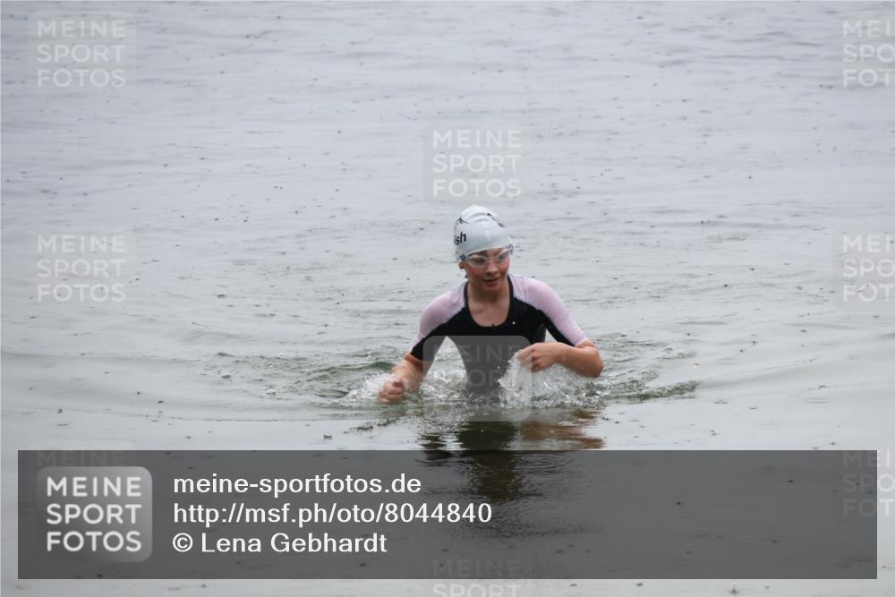 21.06.2025 - 27. Vierlanden-Triathlon Lena Gebhardt http://msf.ph/oto/8044840 15.06.2025 14:42:39 Schwimmen 1342 meine-sportfotos.de
