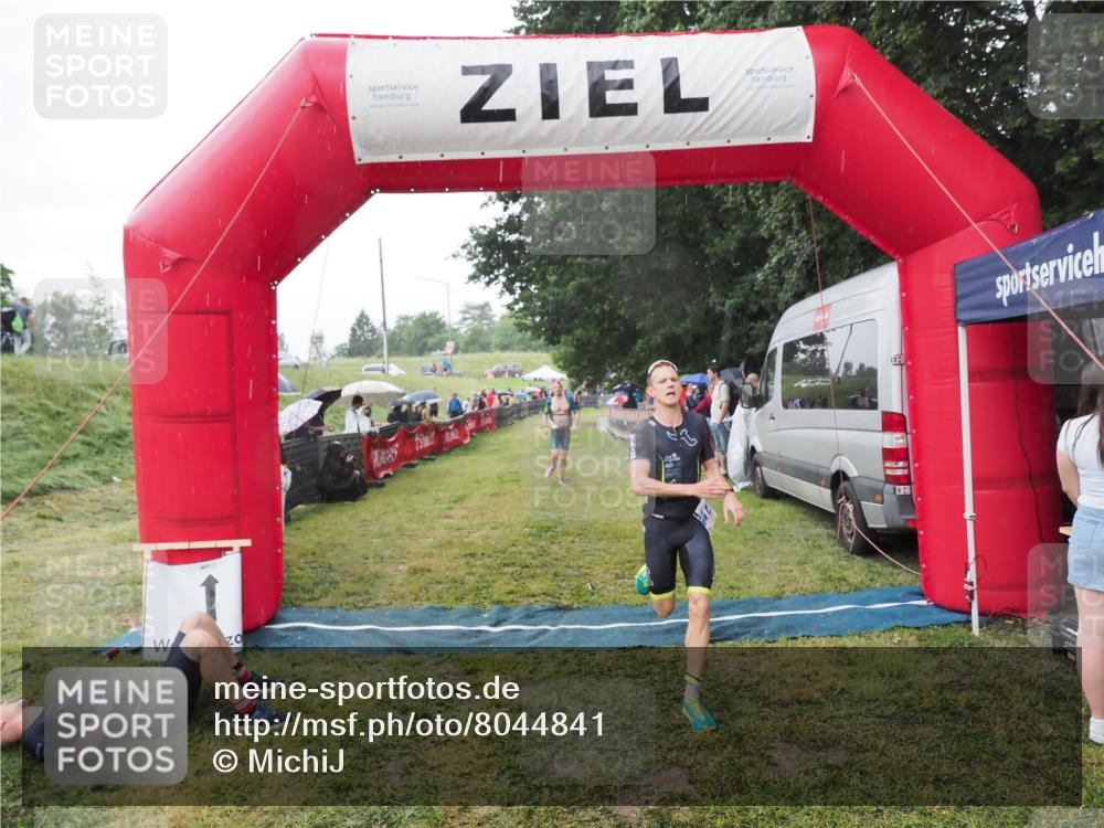 21.06.2025 - 27. Vierlanden-Triathlon MichiJ http://msf.ph/oto/8044841 15.06.2026 13:49:52 Ziel 1138, 1146 meine-sportfotos.de