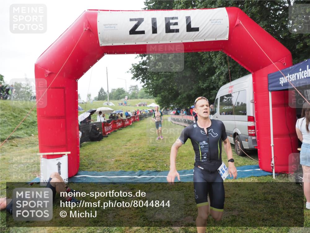 21.06.2025 - 27. Vierlanden-Triathlon MichiJ http://msf.ph/oto/8044844 15.06.2026 13:49:52 Ziel 1138, 1146 meine-sportfotos.de
