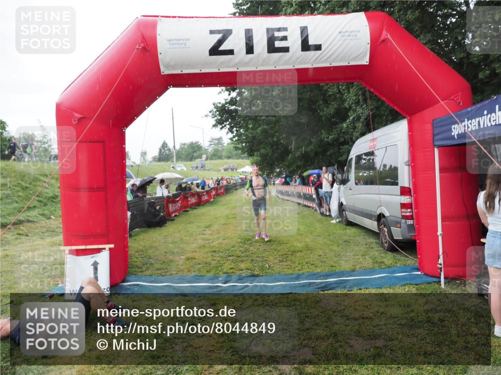 21.06.2025 - 27. Vierlanden-Triathlon MichiJ http://msf.ph/oto/8044849 15.06.2026 13:49:53 Ziel 1138, 1146 meine-sportfotos.de