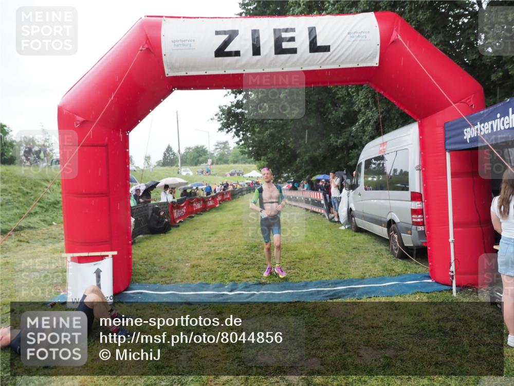 21.06.2025 - 27. Vierlanden-Triathlon MichiJ http://msf.ph/oto/8044856 15.06.2026 13:49:54 Ziel 1138, 1146 meine-sportfotos.de
