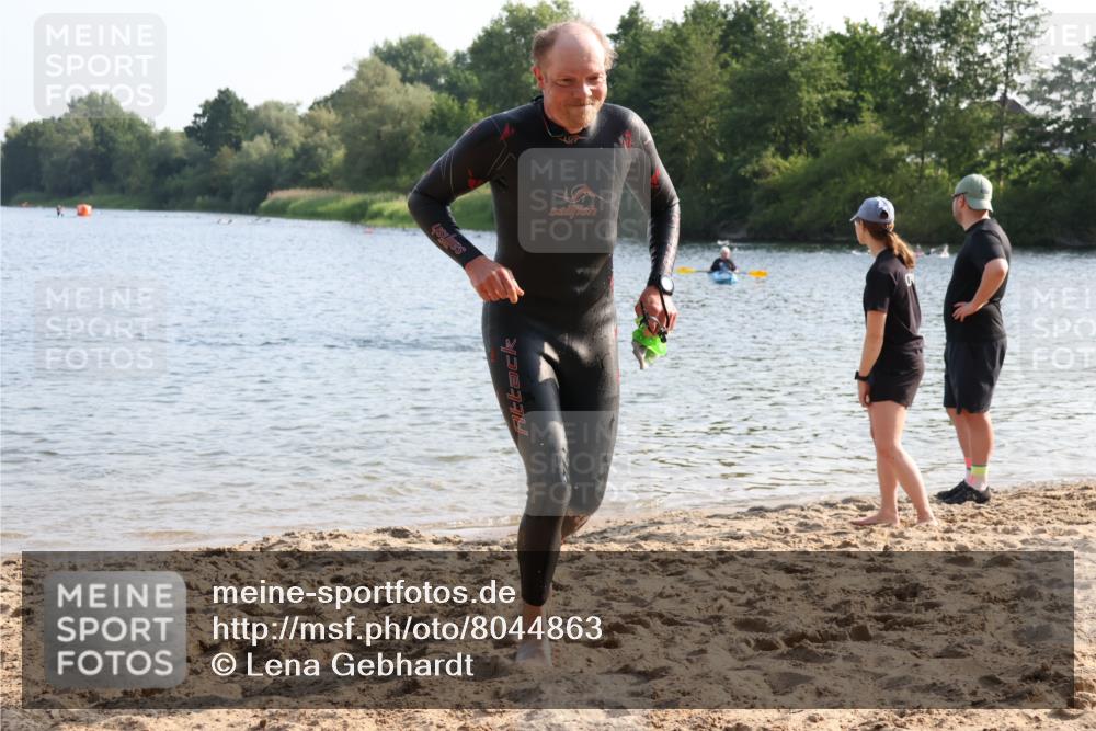 15.06.2025 - 27. Vierlanden-Triathlon Lena Gebhardt http://msf.ph/oto/8044863 15.06.2025 08:37:15 Schwimmen 187 meine-sportfotos.de
