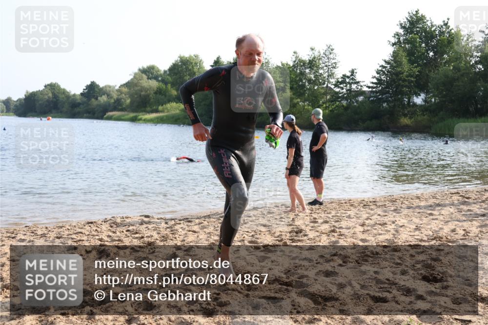 15.06.2025 - 27. Vierlanden-Triathlon Lena Gebhardt http://msf.ph/oto/8044867 15.06.2025 08:37:15 Schwimmen 187 meine-sportfotos.de