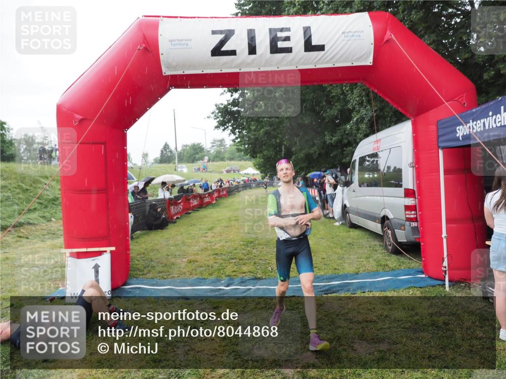 21.06.2025 - 27. Vierlanden-Triathlon MichiJ http://msf.ph/oto/8044868 15.06.2026 13:49:55 Ziel 1138, 1146 meine-sportfotos.de