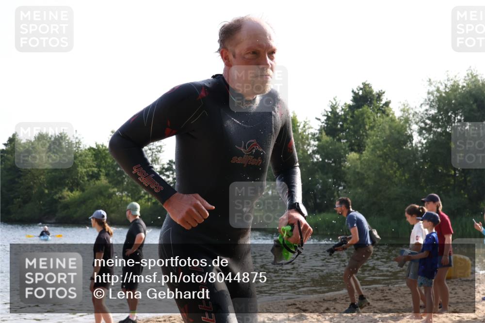 15.06.2025 - 27. Vierlanden-Triathlon Lena Gebhardt http://msf.ph/oto/8044875 15.06.2025 08:37:16 Schwimmen 187 meine-sportfotos.de