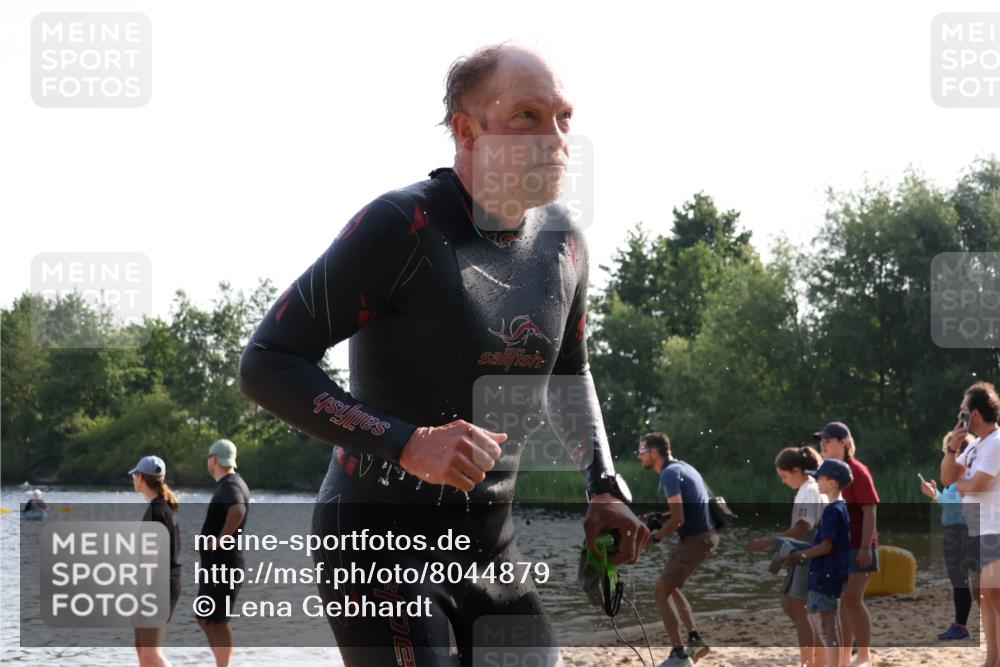 15.06.2025 - 27. Vierlanden-Triathlon Lena Gebhardt http://msf.ph/oto/8044879 15.06.2025 08:37:16 Schwimmen 187 meine-sportfotos.de
