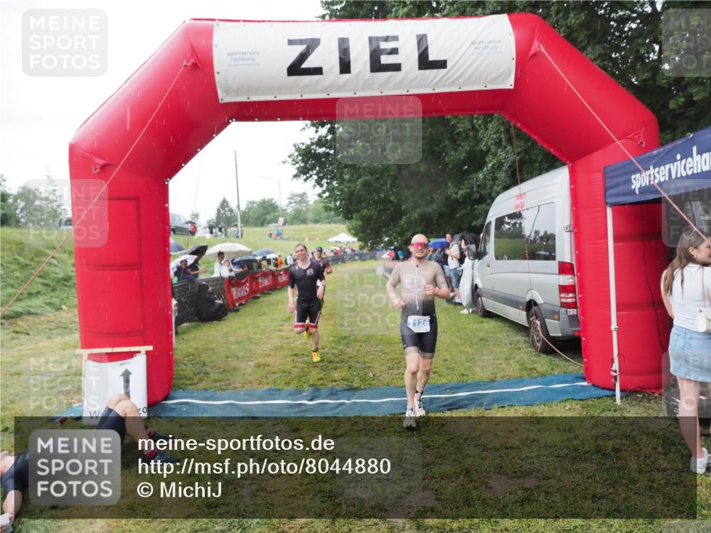 21.06.2025 - 27. Vierlanden-Triathlon MichiJ http://msf.ph/oto/8044880 15.06.2026 13:50:10 Ziel 1102, 1126, 1160 meine-sportfotos.de