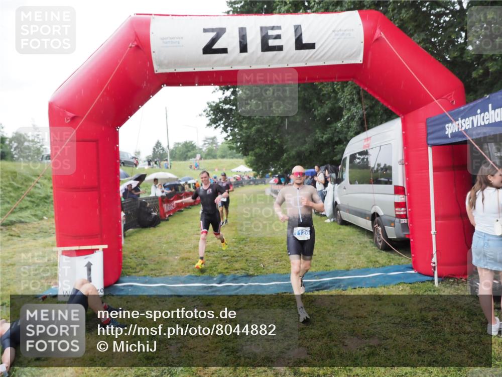 21.06.2025 - 27. Vierlanden-Triathlon MichiJ http://msf.ph/oto/8044882 15.06.2026 13:50:10 Ziel 1102, 1126, 1160 meine-sportfotos.de