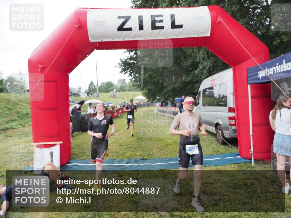 21.06.2025 - 27. Vierlanden-Triathlon MichiJ http://msf.ph/oto/8044887 15.06.2026 13:50:11 Ziel 1102, 1126, 1160 meine-sportfotos.de