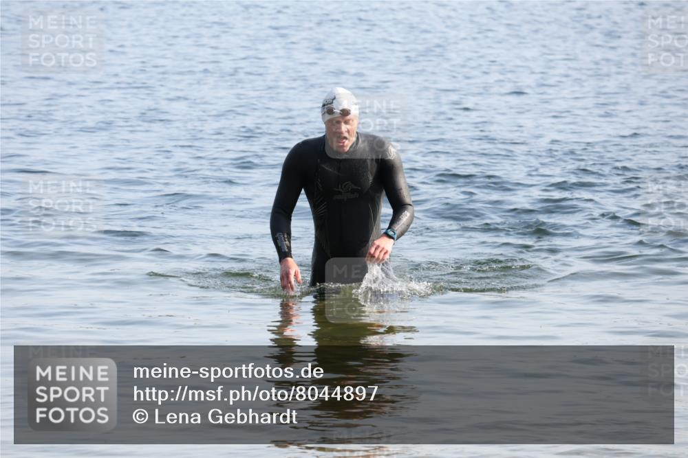 15.06.2025 - 27. Vierlanden-Triathlon Lena Gebhardt http://msf.ph/oto/8044897 15.06.2025 08:37:32 Schwimmen 9, 181 meine-sportfotos.de