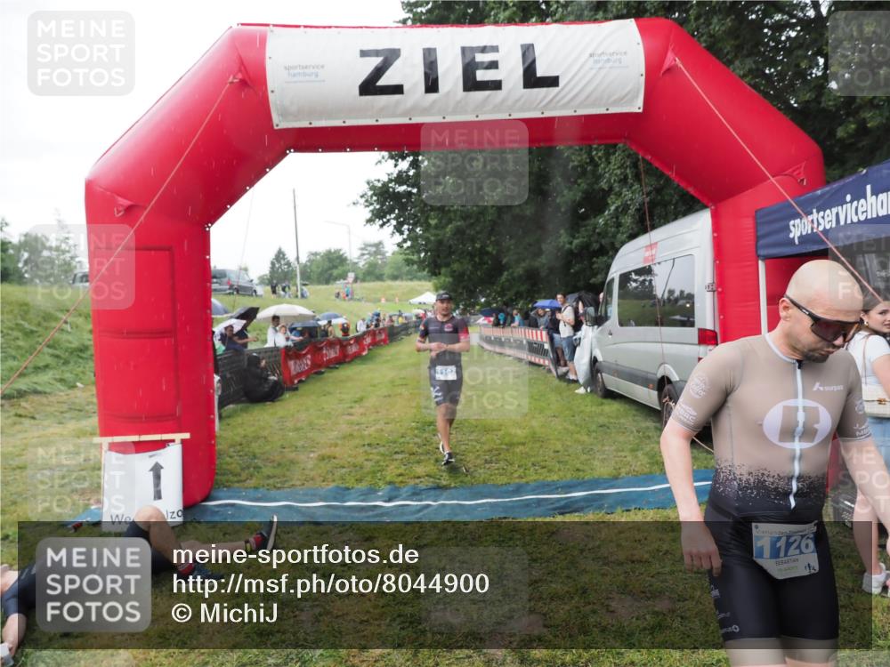 21.06.2025 - 27. Vierlanden-Triathlon MichiJ http://msf.ph/oto/8044900 15.06.2026 13:50:12 Ziel 1102, 1126, 1160 meine-sportfotos.de