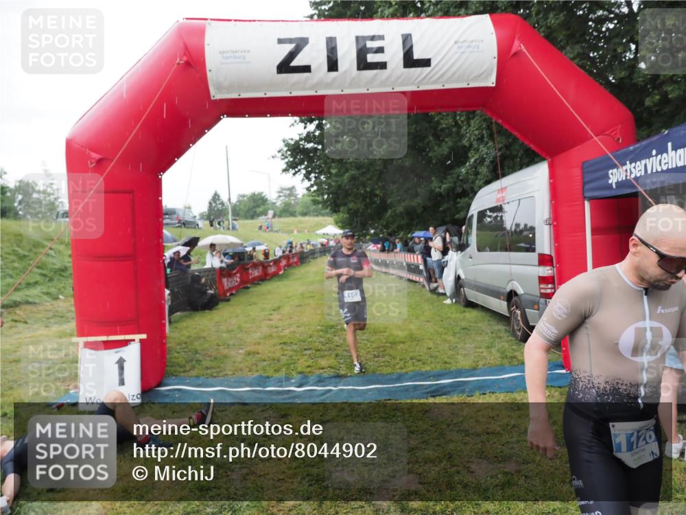 21.06.2025 - 27. Vierlanden-Triathlon MichiJ http://msf.ph/oto/8044902 15.06.2026 13:50:12 Ziel 1102, 1126, 1160 meine-sportfotos.de