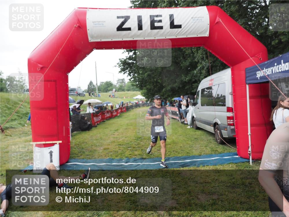 21.06.2025 - 27. Vierlanden-Triathlon MichiJ http://msf.ph/oto/8044909 15.06.2026 13:50:12 Ziel 1102, 1126, 1160 meine-sportfotos.de
