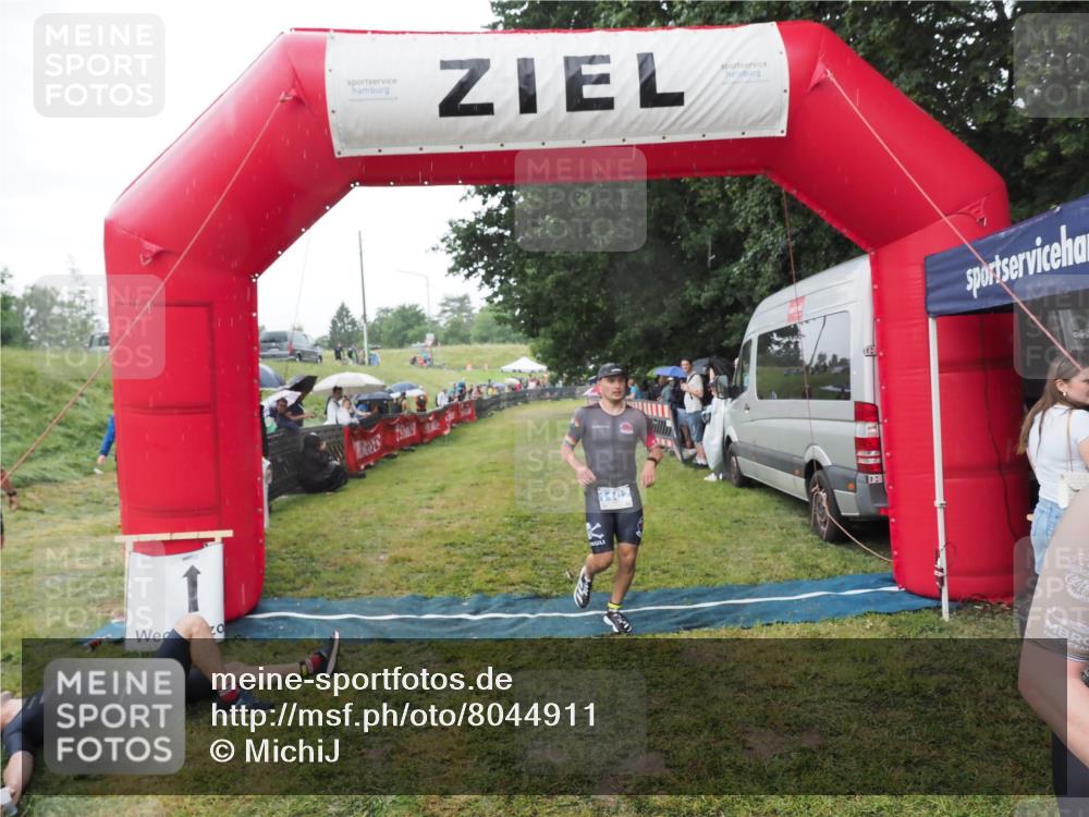 21.06.2025 - 27. Vierlanden-Triathlon MichiJ http://msf.ph/oto/8044911 15.06.2026 13:50:12 Ziel 1102, 1126, 1160 meine-sportfotos.de