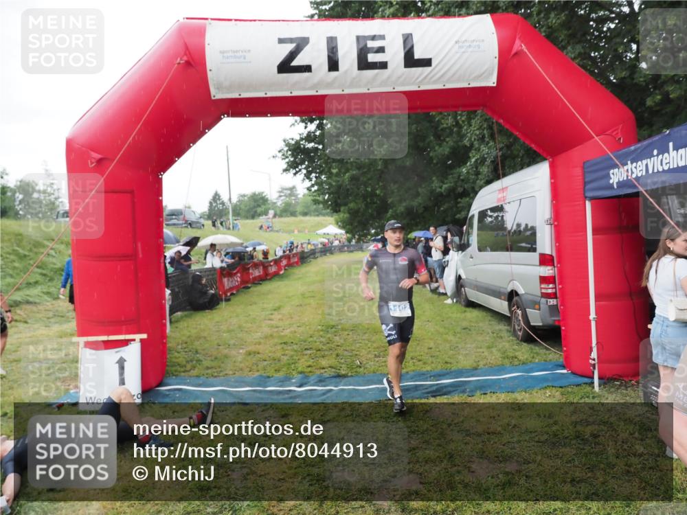 21.06.2025 - 27. Vierlanden-Triathlon MichiJ http://msf.ph/oto/8044913 15.06.2026 13:50:12 Ziel 1102, 1126, 1160 meine-sportfotos.de