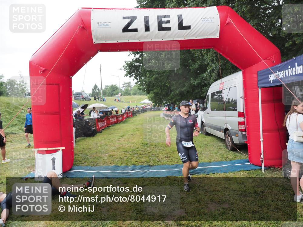 21.06.2025 - 27. Vierlanden-Triathlon MichiJ http://msf.ph/oto/8044917 15.06.2026 13:50:13 Ziel 1102, 1126, 1160 meine-sportfotos.de
