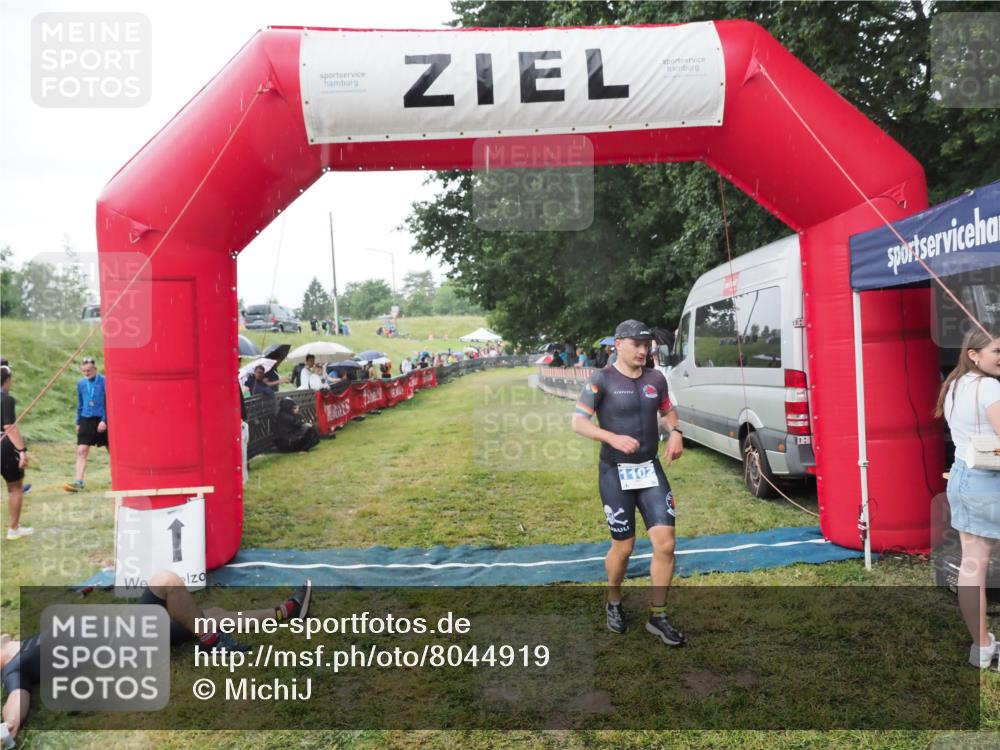21.06.2025 - 27. Vierlanden-Triathlon MichiJ http://msf.ph/oto/8044919 15.06.2026 13:50:13 Ziel 1102, 1126, 1160 meine-sportfotos.de