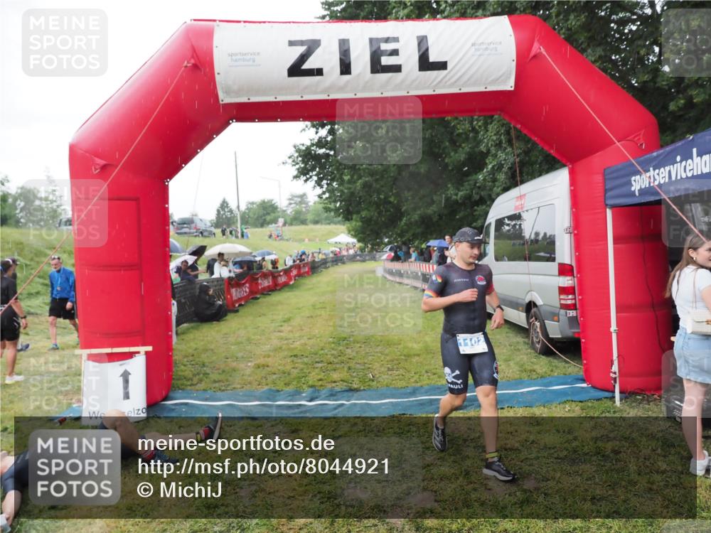 21.06.2025 - 27. Vierlanden-Triathlon MichiJ http://msf.ph/oto/8044921 15.06.2026 13:50:13 Ziel 1102, 1126, 1160 meine-sportfotos.de