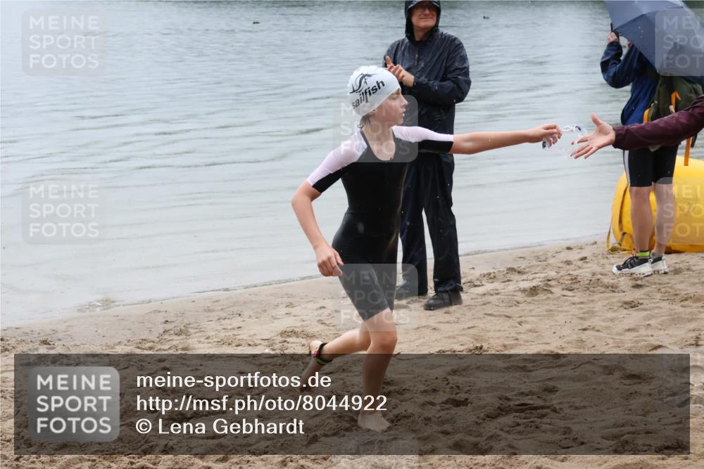 21.06.2025 - 27. Vierlanden-Triathlon Lena Gebhardt http://msf.ph/oto/8044922 15.06.2025 14:42:49 Schwimmen 1342 meine-sportfotos.de