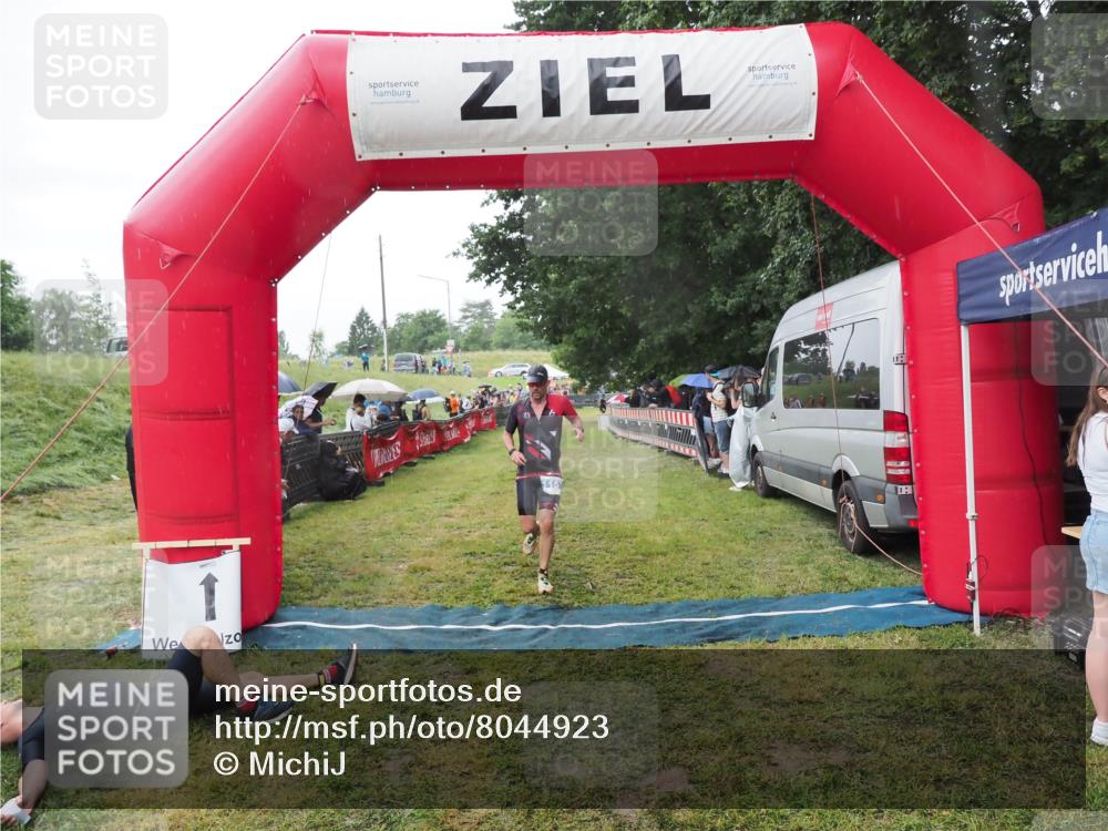 21.06.2025 - 27. Vierlanden-Triathlon MichiJ http://msf.ph/oto/8044923 15.06.2026 13:50:33 Ziel 123, 1157 meine-sportfotos.de