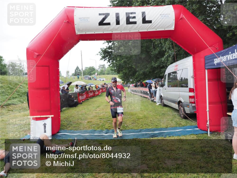 21.06.2025 - 27. Vierlanden-Triathlon MichiJ http://msf.ph/oto/8044932 15.06.2026 13:50:33 Ziel 123, 1157 meine-sportfotos.de