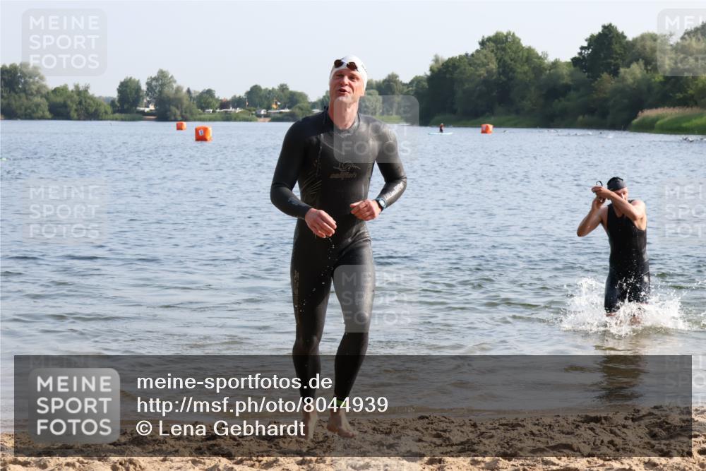 15.06.2025 - 27. Vierlanden-Triathlon Lena Gebhardt http://msf.ph/oto/8044939 15.06.2025 08:37:40 Schwimmen 9, 73, 171, 180, 181 meine-sportfotos.de
