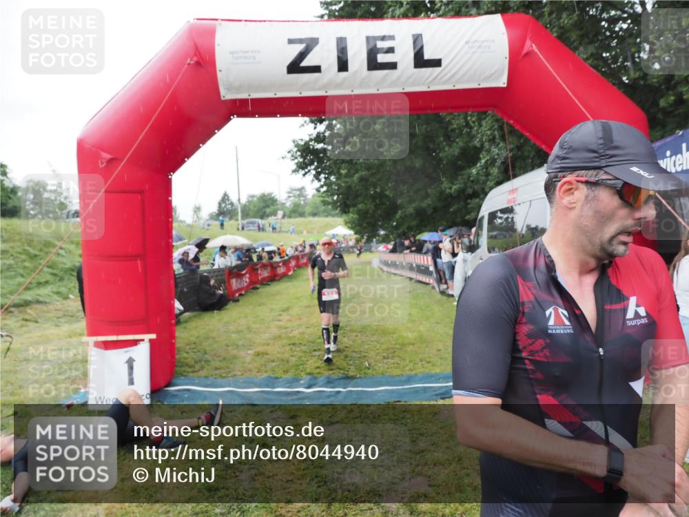 21.06.2025 - 27. Vierlanden-Triathlon MichiJ http://msf.ph/oto/8044940 15.06.2026 13:50:35 Ziel 123, 933, 1157 meine-sportfotos.de