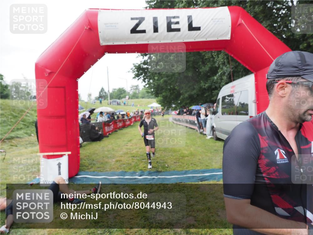21.06.2025 - 27. Vierlanden-Triathlon MichiJ http://msf.ph/oto/8044943 15.06.2026 13:50:35 Ziel 123, 933, 1157 meine-sportfotos.de