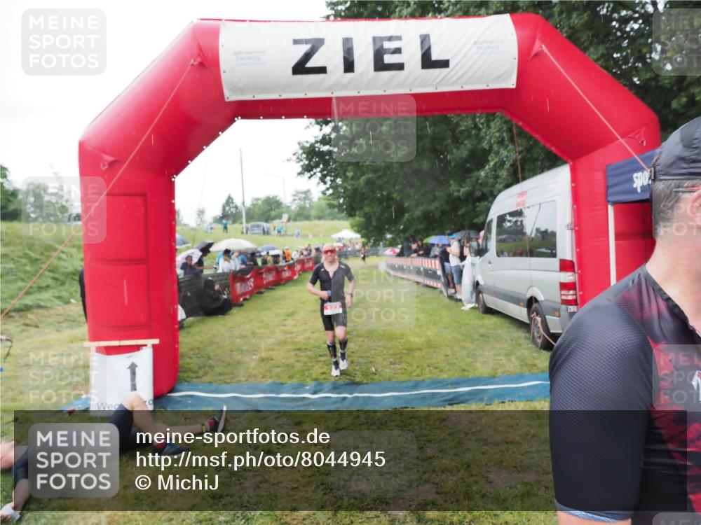 21.06.2025 - 27. Vierlanden-Triathlon MichiJ http://msf.ph/oto/8044945 15.06.2026 13:50:35 Ziel 123, 933, 1157 meine-sportfotos.de