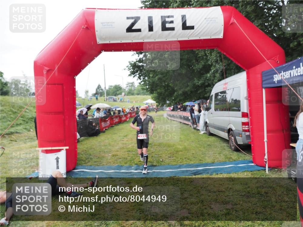 21.06.2025 - 27. Vierlanden-Triathlon MichiJ http://msf.ph/oto/8044949 15.06.2026 13:50:36 Ziel 123, 933, 1157 meine-sportfotos.de