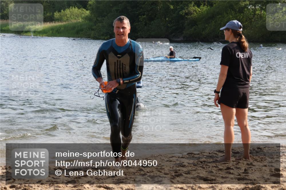 15.06.2025 - 27. Vierlanden-Triathlon Lena Gebhardt http://msf.ph/oto/8044950 15.06.2025 08:37:41 Schwimmen 9, 73, 171, 180, 181 meine-sportfotos.de