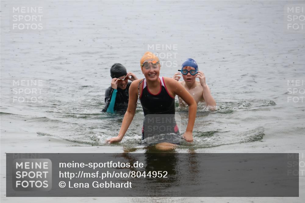 21.06.2025 - 27. Vierlanden-Triathlon Lena Gebhardt http://msf.ph/oto/8044952 15.06.2025 14:42:55 Schwimmen 1319, 1342, 1344 meine-sportfotos.de