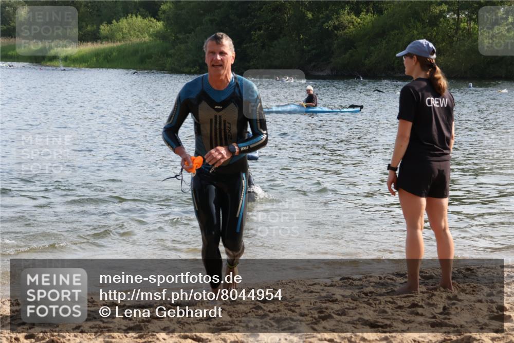 15.06.2025 - 27. Vierlanden-Triathlon Lena Gebhardt http://msf.ph/oto/8044954 15.06.2025 08:37:41 Schwimmen 9, 73, 171, 180, 181 meine-sportfotos.de
