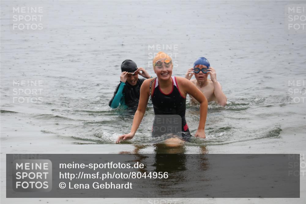 21.06.2025 - 27. Vierlanden-Triathlon Lena Gebhardt http://msf.ph/oto/8044956 15.06.2025 14:42:55 Schwimmen 1319, 1342, 1344 meine-sportfotos.de