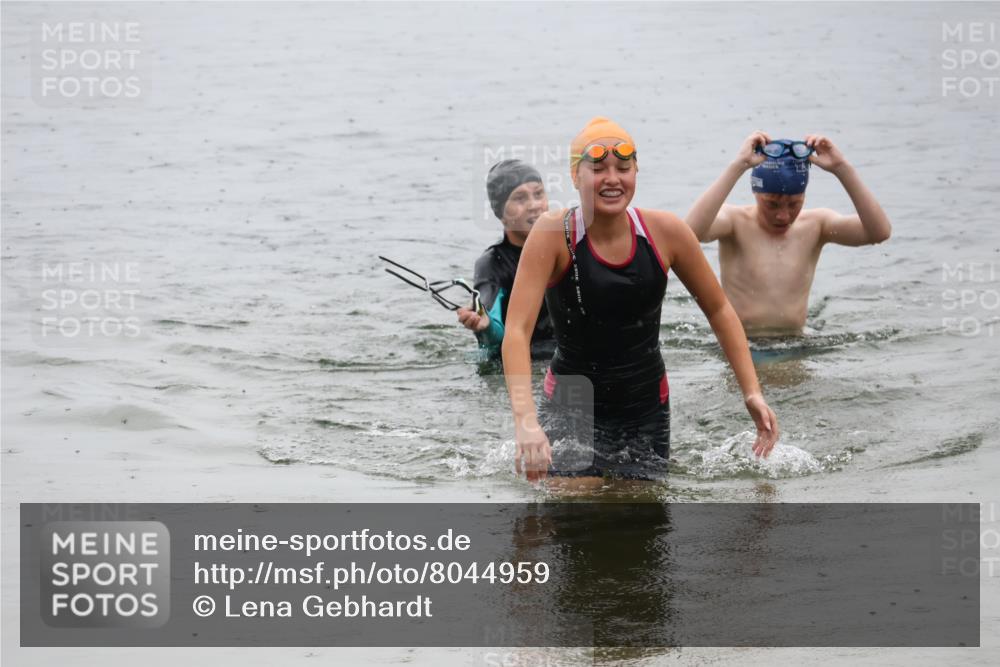 21.06.2025 - 27. Vierlanden-Triathlon Lena Gebhardt http://msf.ph/oto/8044959 15.06.2025 14:42:56 Schwimmen 1319, 1342, 1344 meine-sportfotos.de
