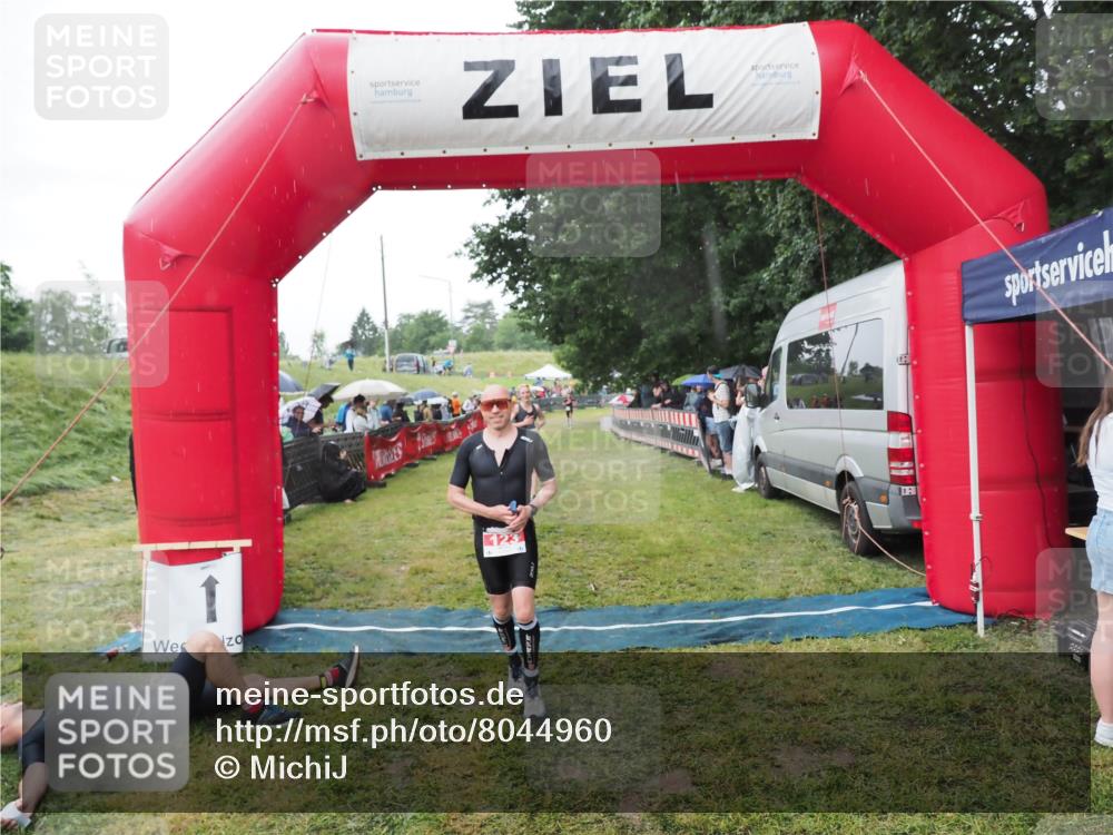21.06.2025 - 27. Vierlanden-Triathlon MichiJ http://msf.ph/oto/8044960 15.06.2026 13:50:36 Ziel 123, 933, 1157 meine-sportfotos.de