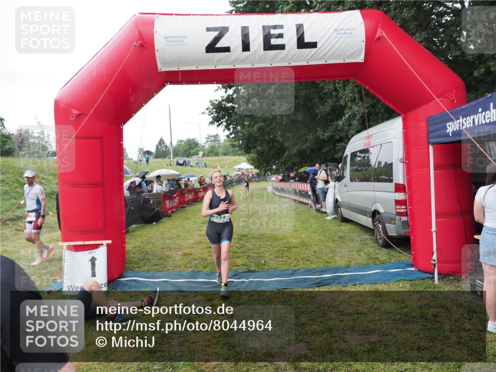 21.06.2025 - 27. Vierlanden-Triathlon MichiJ http://msf.ph/oto/8044964 15.06.2026 13:50:39 Ziel 123, 933, 1157 meine-sportfotos.de