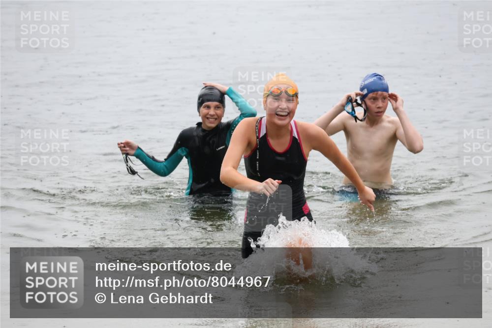 21.06.2025 - 27. Vierlanden-Triathlon Lena Gebhardt http://msf.ph/oto/8044967 15.06.2025 14:42:57 Schwimmen 1319, 1342, 1344 meine-sportfotos.de